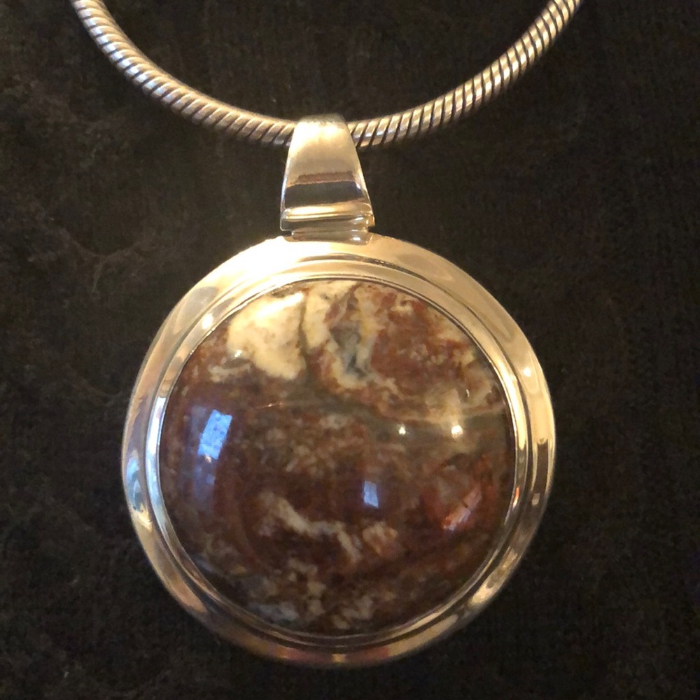 Beautiful sterling silver pendant, mint condition